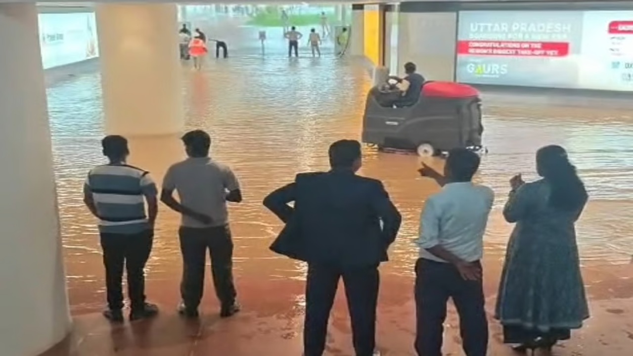 Noida Airport News: मूसलाधार बारिश के बीच नोएडा एयरपोर्ट की मुस्तैदी, आधे घंटे में जलभराव दूर, फ्लाइट्स की उड़ान शुरू