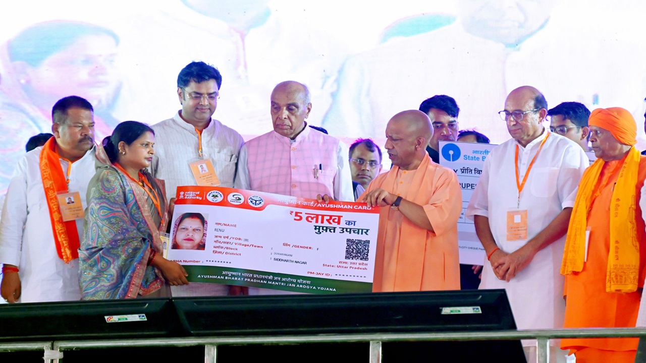 UP News: सिद्धार्थनगर के लिए सीएम योगी ने खोला पिटारा, इन 107 विकासकार्यों का किया लोकार्पण और शिलान्यास, कहा- 12 वर्ष में गरीबी से बाहर आए 25 करोड़ लोग