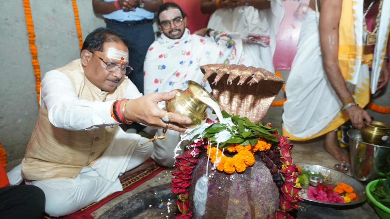 CG News: सीएम साय ने बाबा कर्मेश्वर का किया रुद्राभिषेक, कर्रा में की मंगल भवन निर्माण की घोषणा, कहा- प्रदेश के शक्तिपीठों को कॉरिडोर के रूप में जोड़ रही राज्य सरकार