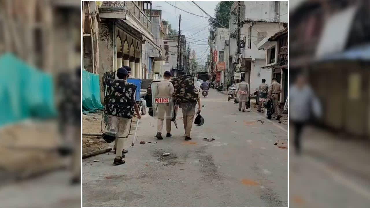 Bilaspur Violence News: न्यायधानी में देर रात इस बात पर भड़का विवाद, पथराव में 50 से ज्यादा घायल, इलाके में धारा 144 लागू….भारी पुलिस बल तैनात