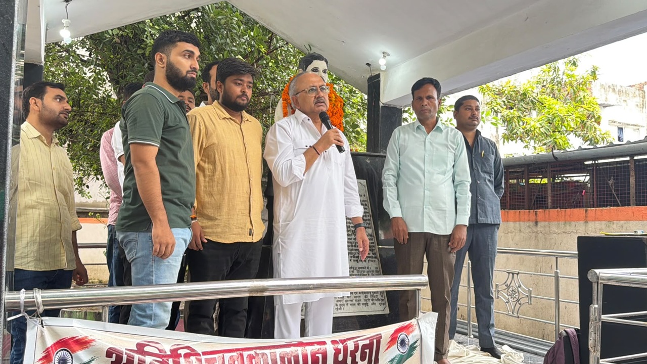 Prayagraj News: ‘शहीद ठाकुर रोशन सिंह के नाम पर होगा SRH अस्पताल’.. आंदोलनकारियों को सरकार ने दिया आश्वासन, इन मांगों पर भी होगा विचार
