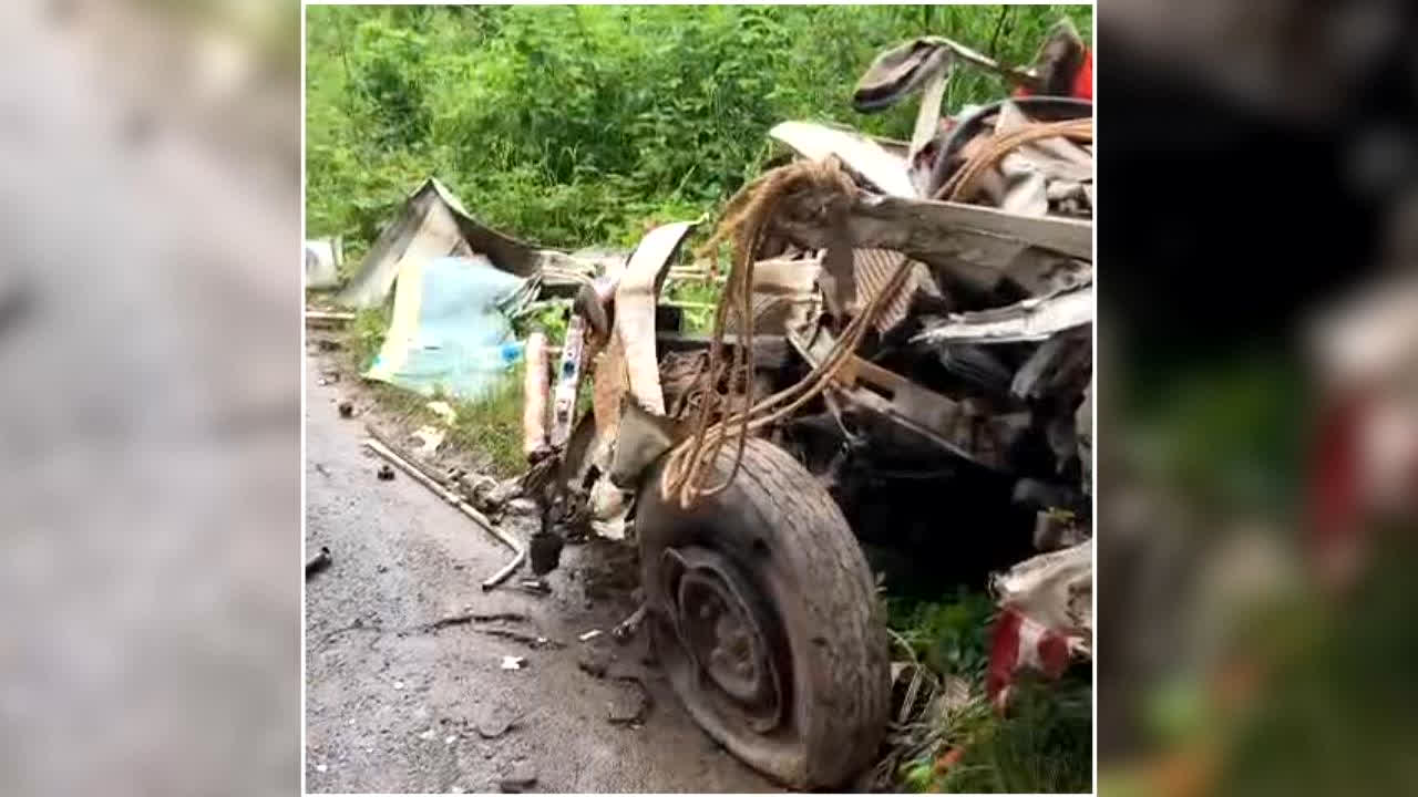 Chhattisgarh Road Accident: छत्तीसगढ़ में दर्दनाक सड़क हादसा, मजदूरों से भरी पिकअप ट्रक से भिड़ी, सड़क पर बिछ गई लाशें, गाड़ी के उड़े परखच्चे
