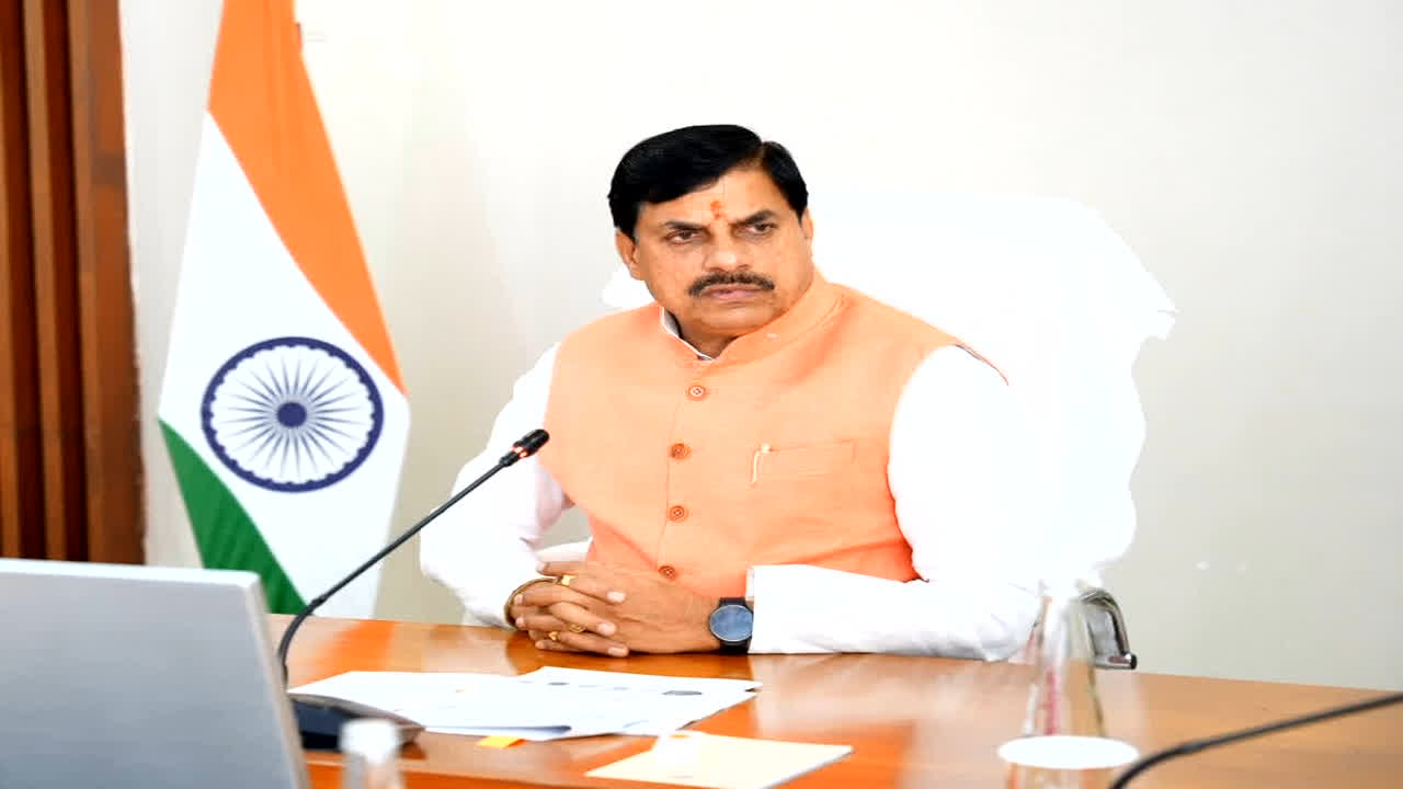 CM Dr Mohan Yadav News: भीषण सड़क हादसे में 8 मजदूरों की हुई मौत, सीएम डॉ. मोहन यादव ने जताया शोक, सीएम योगी ने किया मुआवजे का ऐलान