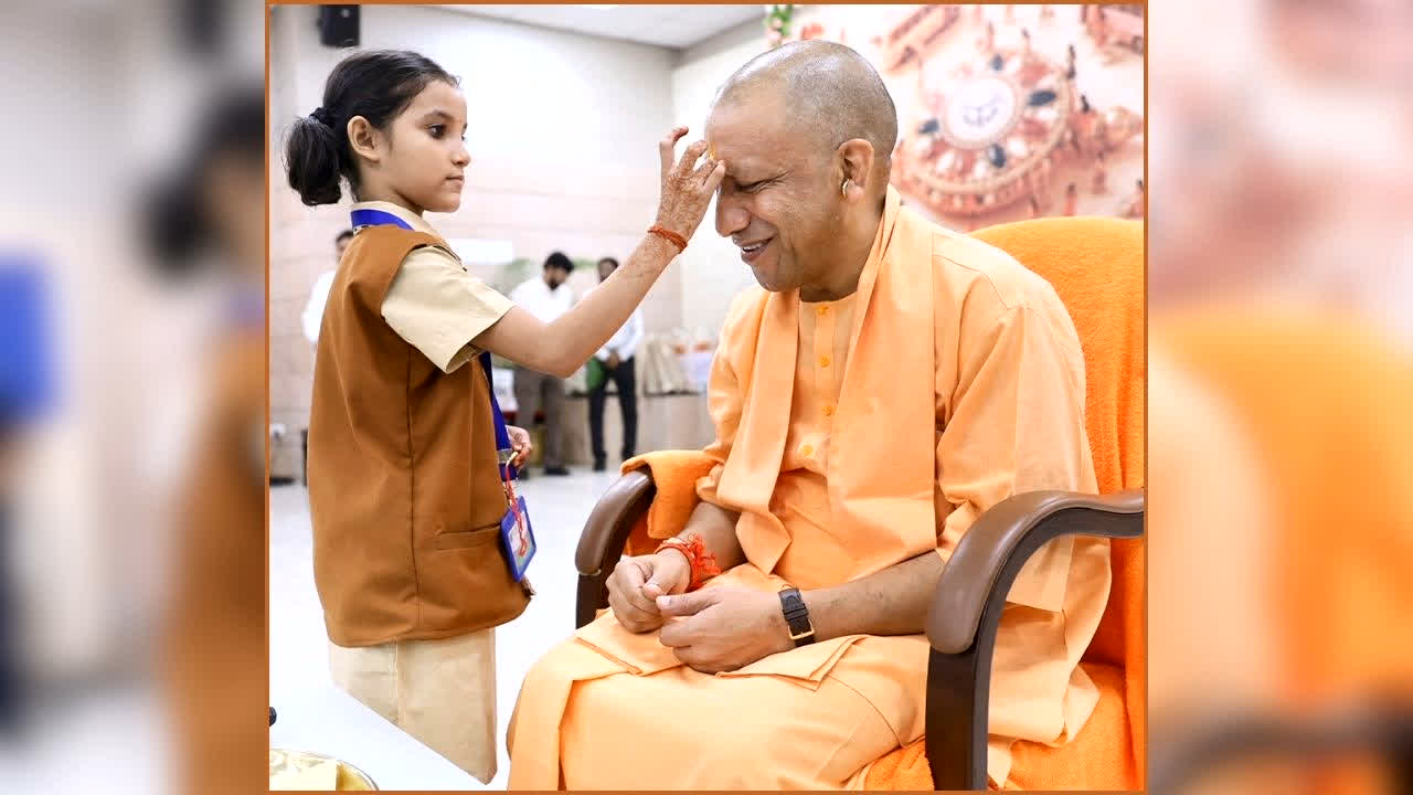 CM Yogi Adityanath RakshaBandhan: जब CM योगी ने बच्चियों से बंधवाई राखी, सेल्फी के बाद ऐसा था नजारा कि देखते रह गए लोग