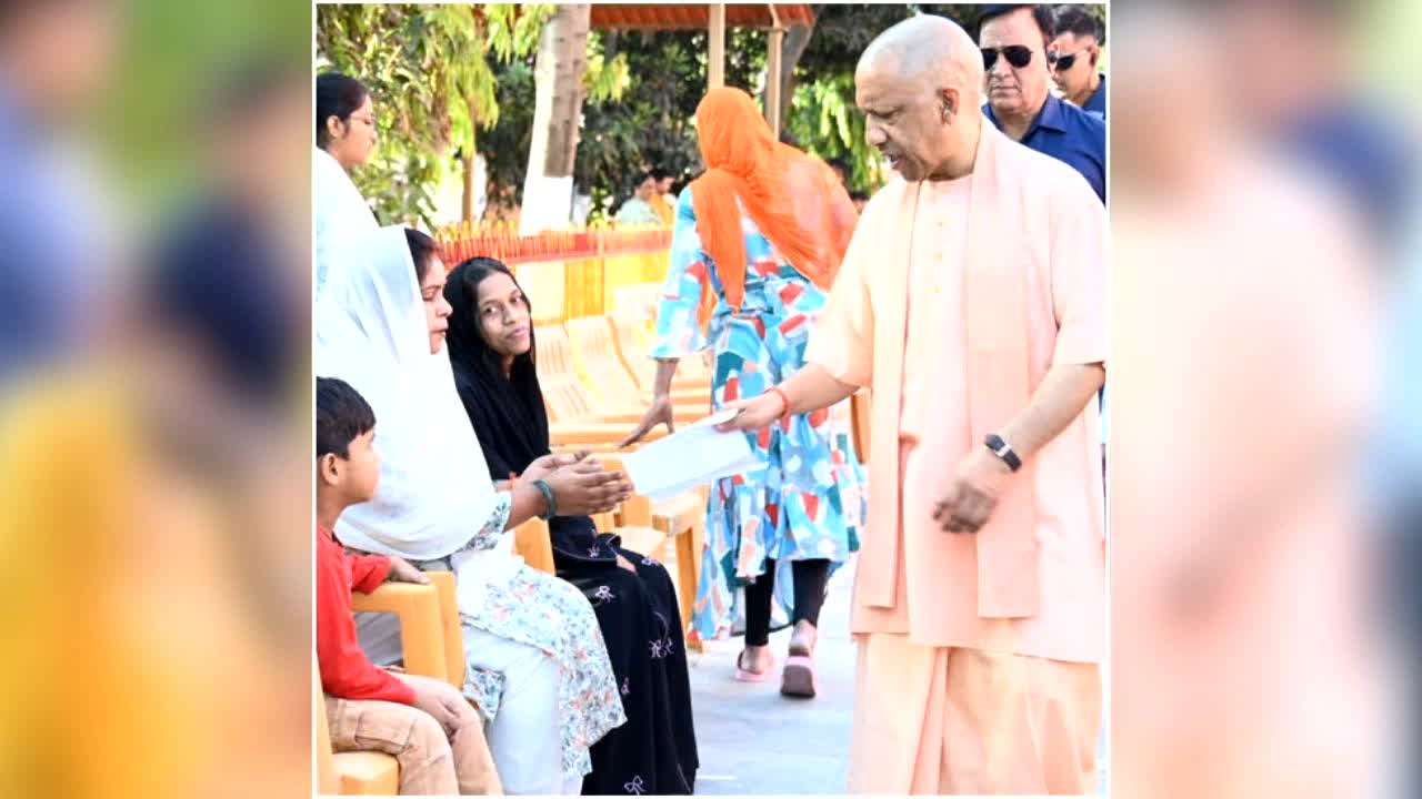 CM Yogi Janata Darshan: सीएम योगी ने जनता दर्शन में सुनीं 200 लोगों की समस्याएं, अफसरों को दिए यह निर्देश, बोले- इलाज में नहीं होगी पैसे की कमी