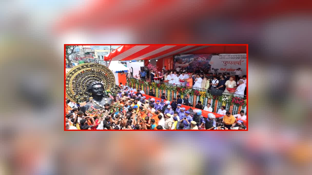 CM Yogi Showered Flowers on Kanwariyas: सीएम योगी आदित्यनाथ ने कांवड़ियों पर की पुष्पवर्षा, की जनता की सुख-शांति और समृद्धि की कामना