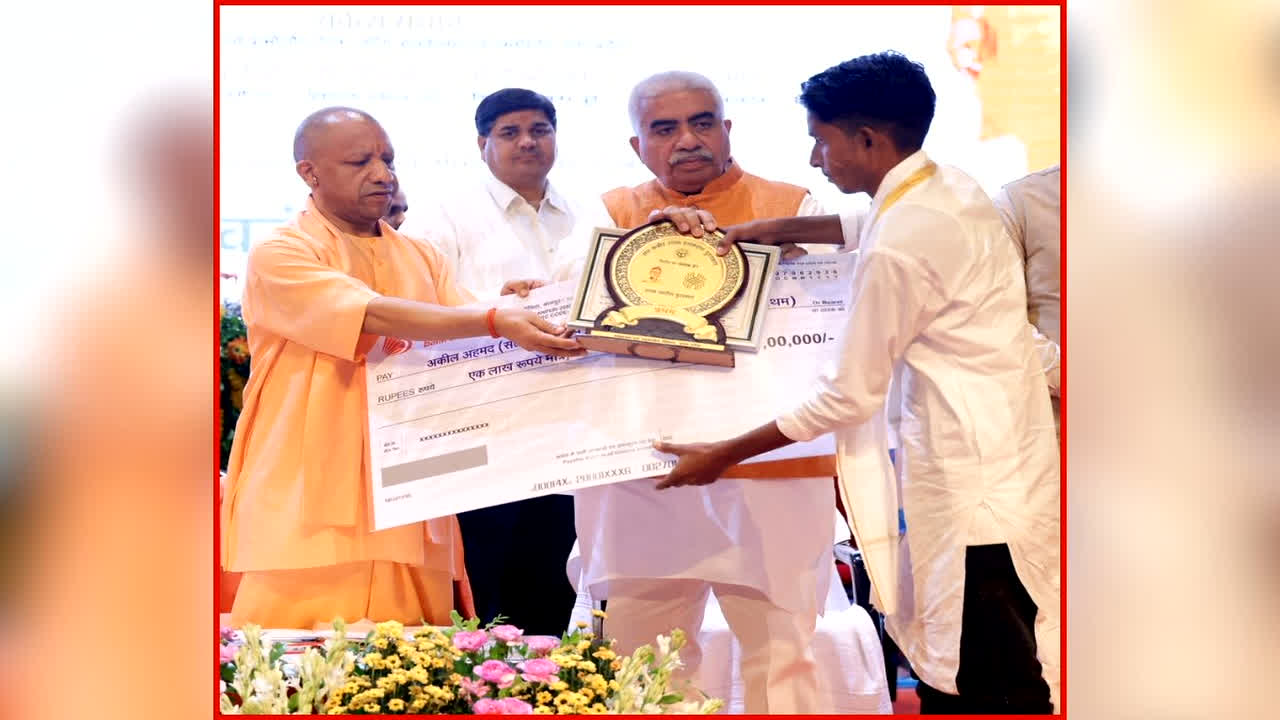 National Handloom Day 2026: राष्ट्रीय हथकरघा दिवस पर यूपी के CM योगी ने बुनकरों का किया सम्मान, कहा, “हमारी सांस्कृतिक विरासत के असली संरक्षक हैं कारीगर”