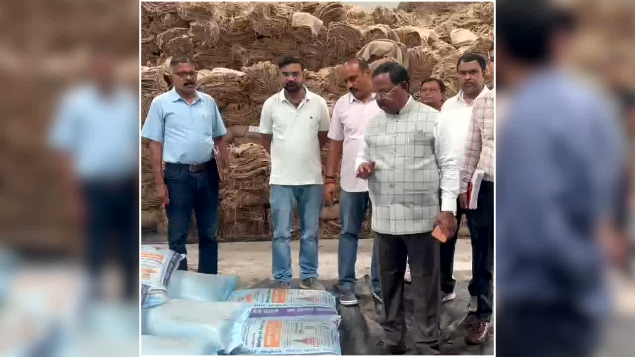 Chhattisgarh Fertilizer News: छत्तीसगढ़ में खाद की उपलब्धता को लेकर कृषि मंत्री ने दिया बड़ा अपडेट, अधिकारियों को दिए ये निर्देश, कहा- कालाबाजारी बर्दाश्त नहीं होगी