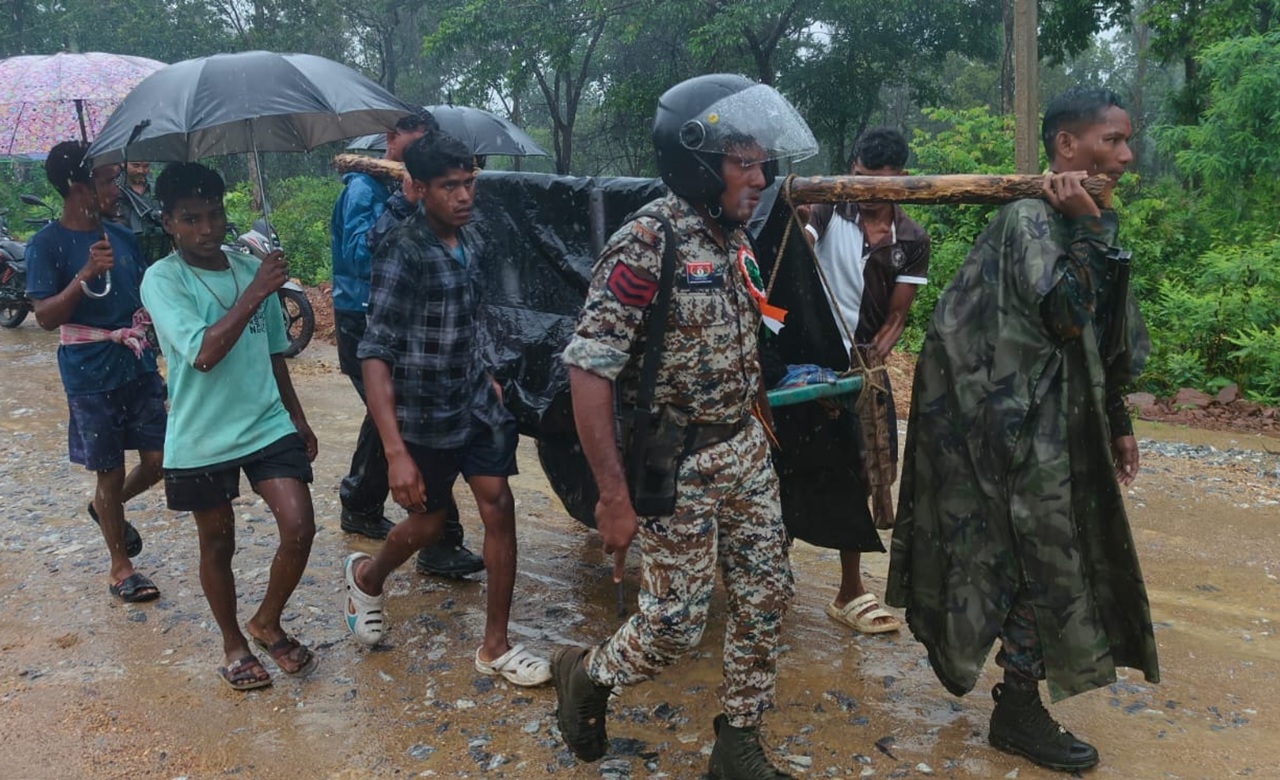 Sukma News: वर्दी का फर्ज, इंसानियत का धर्म.. बीमार ग्रामीण के लिए देवदूत बने DRG जवान, स्वतंत्रता दिवस की ड्यूटी पर निकले थे सुरक्षाकर्मी