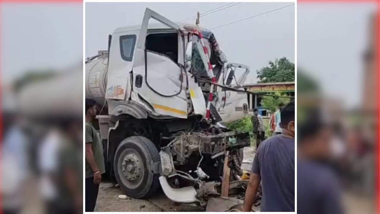 Fatehpur Road Accident: तेज रफ्तार टैंकर ने खड़े ट्रक को मारी टक्कर, देखते ही देखते मच गई अफरातफरी, क्षतिग्रस्त वाहन की हालत देख पुलिस भी रह गई हैरान