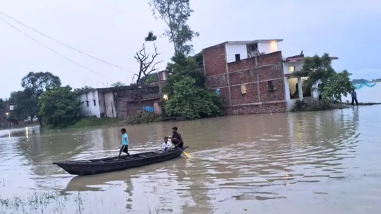 UP News: बाढ़ से निपटने ने प्रशासन ने कसी कमर, राहत कार्यों पैनी नजर रख रही सरकार, आयुक्त ने ली समीक्षा बैठक
