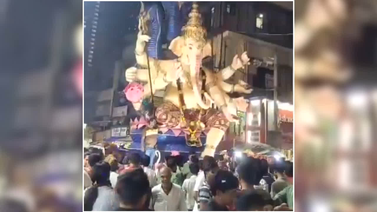Mumbai Ganpati idol Accident: गणपति प्रतिमा आगमन के दौरान राजधानी में बड़ा हादसा, देखते ही देखते जमीन पर गिरी विशाल प्रतिमा, मची भगदड़… इतने लोगों की मौत