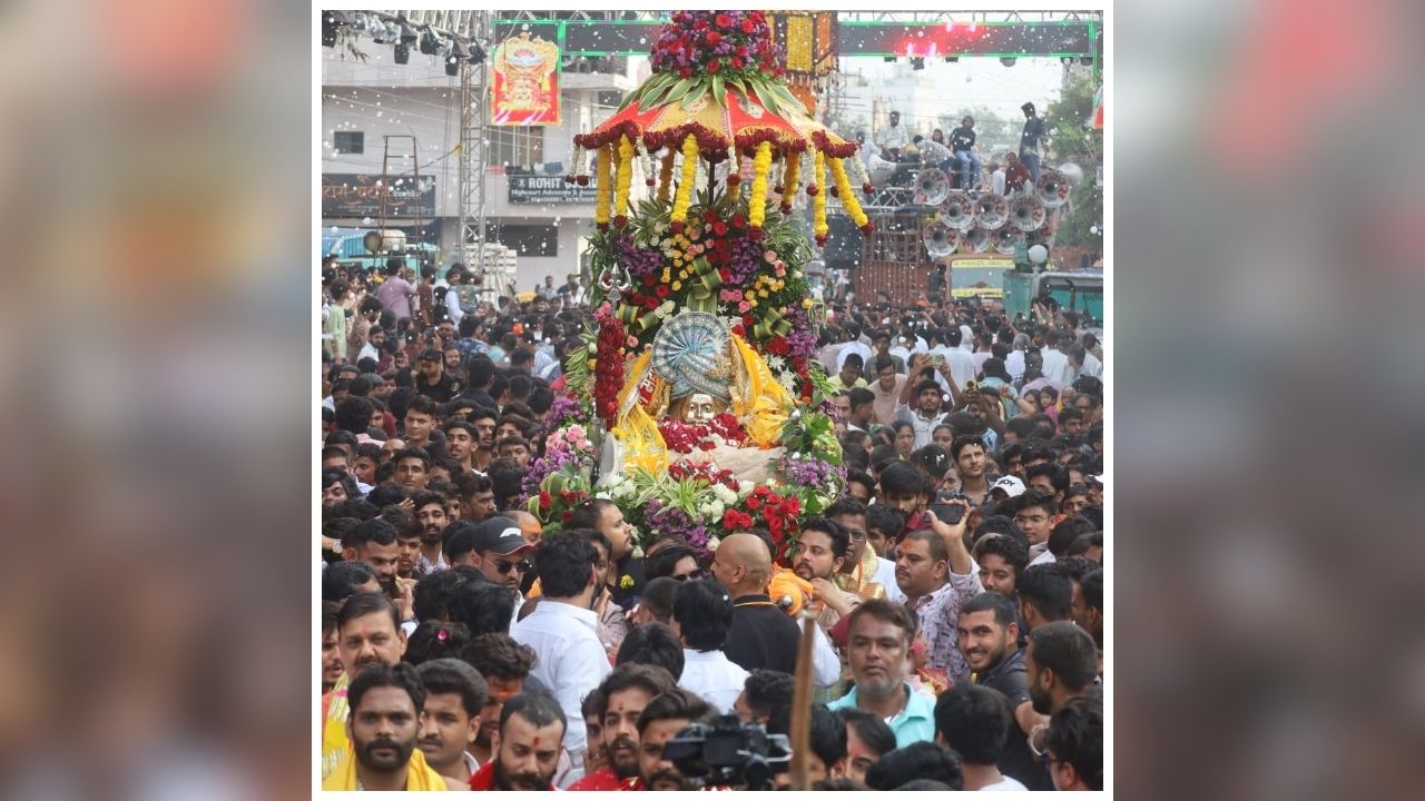 Indore Mahakal Sawari: इंदौर में दिखा महाकाल का भव्य स्वरूप, सवारी में शामिल हुई बड़ी संख्या में Gen Z, दिखा जबरदस्त उत्साह
