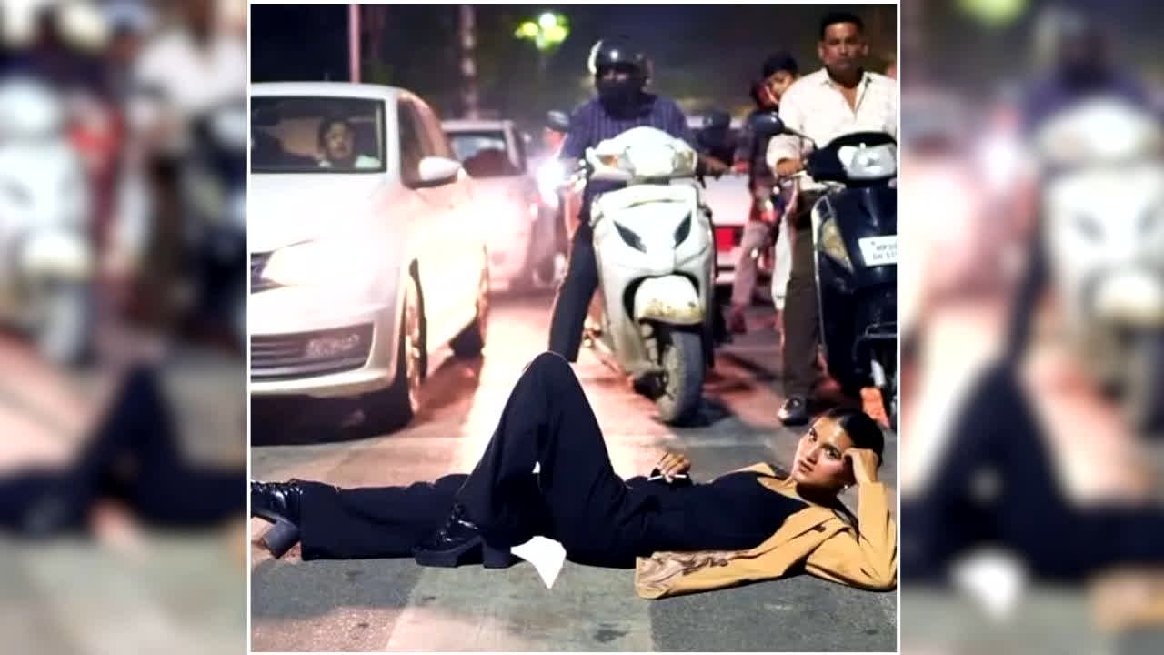 Influencer Prakriti Gaur Viral Reel: फेमस होने के लिए इंफ्लुएंसर ने बीच सड़क पर किया कुछ ऐसा, रील वायरल होते ही मुश्किल में फंसी, आप भी देखें वीडियो