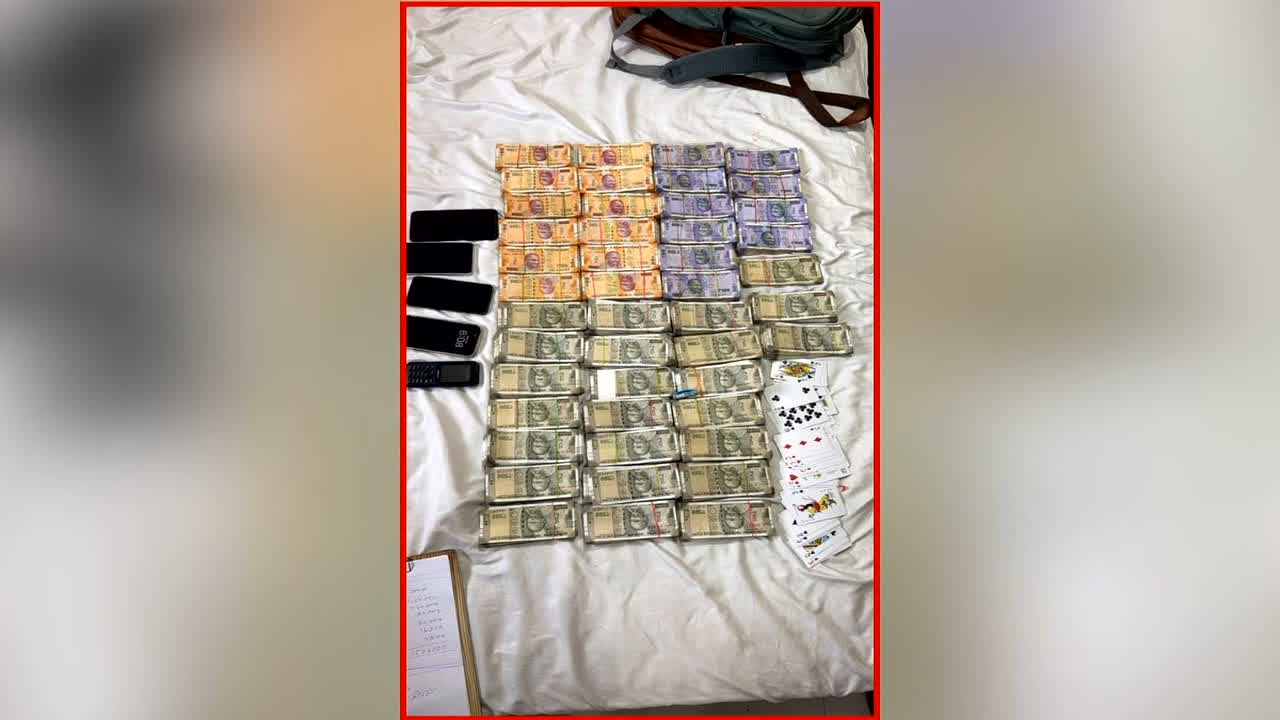 Jabalpur Hotel Juaa Raid News: होटल के कमरे चल रहा था ऐसा खेल, पुलिस ने मारा छापा, अंदर का नजारा देख उड़ गए सभी के होश