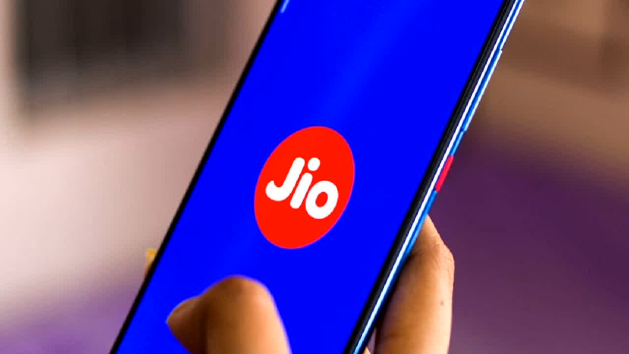 Jio Independence Day Offer: आजादी के जश्न के पहले Jio ने खोला ऑफर का पिटारा! 6,000 रुपये कम कीमत में मिलेगा 100Mbps स्पीड, OTT सब्सक्रिप्शन और 1000+ TV चैनल का तगड़ा कॉम्बो