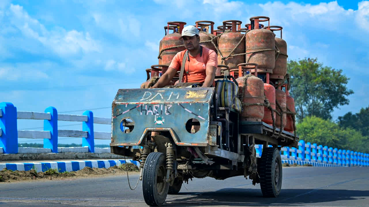 LPG Gas Cylinder Price Today: क्या सच में 762 रुपये में मिल रहा है सिलेंडर? न गैस कनेक्शन की जरूरत, न लंबी प्रक्रिया… घर बैठे ऐसे मिलेगा फायदा
