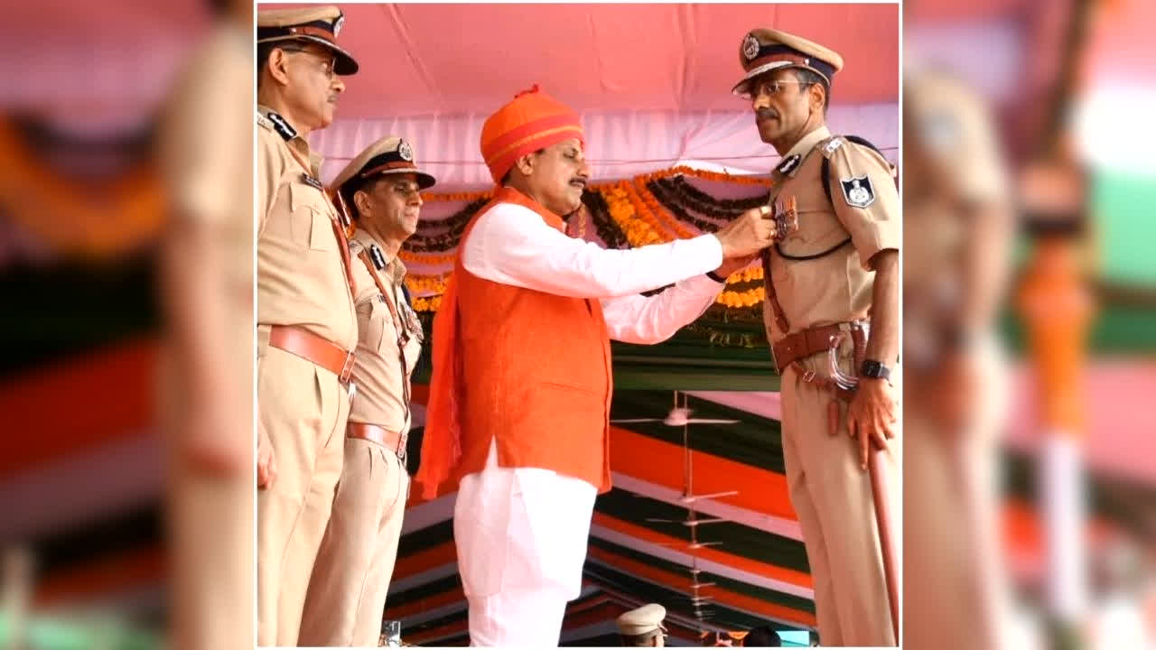 MP Police Award 2026: स्वतंत्रता दिवस पर 47 पुलिसकर्मी और होमगार्ड जवानों को मिलेंगे राष्ट्रपति पदक, सीएम मोहन यादव करेंगे सम्मानित, यहां देखिए पूरी लिस्ट