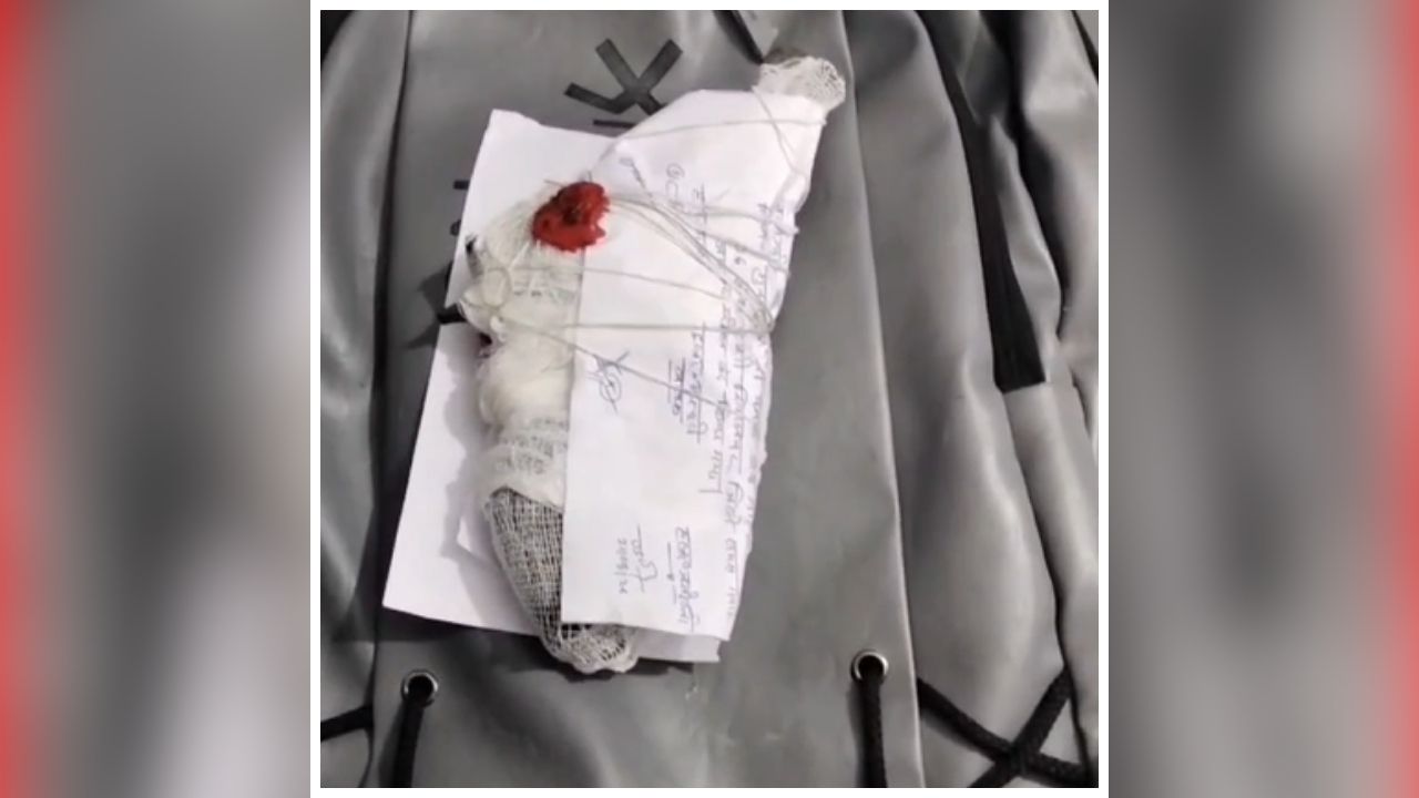 Mandla Crime News: 12वीं के छात्र के बैग खुलते ही स्कूल में मचा हड़कंप, चेकिंग के दौरान मिला ऐसा चीज, देखकर शिक्षक भी रह गए हैरान