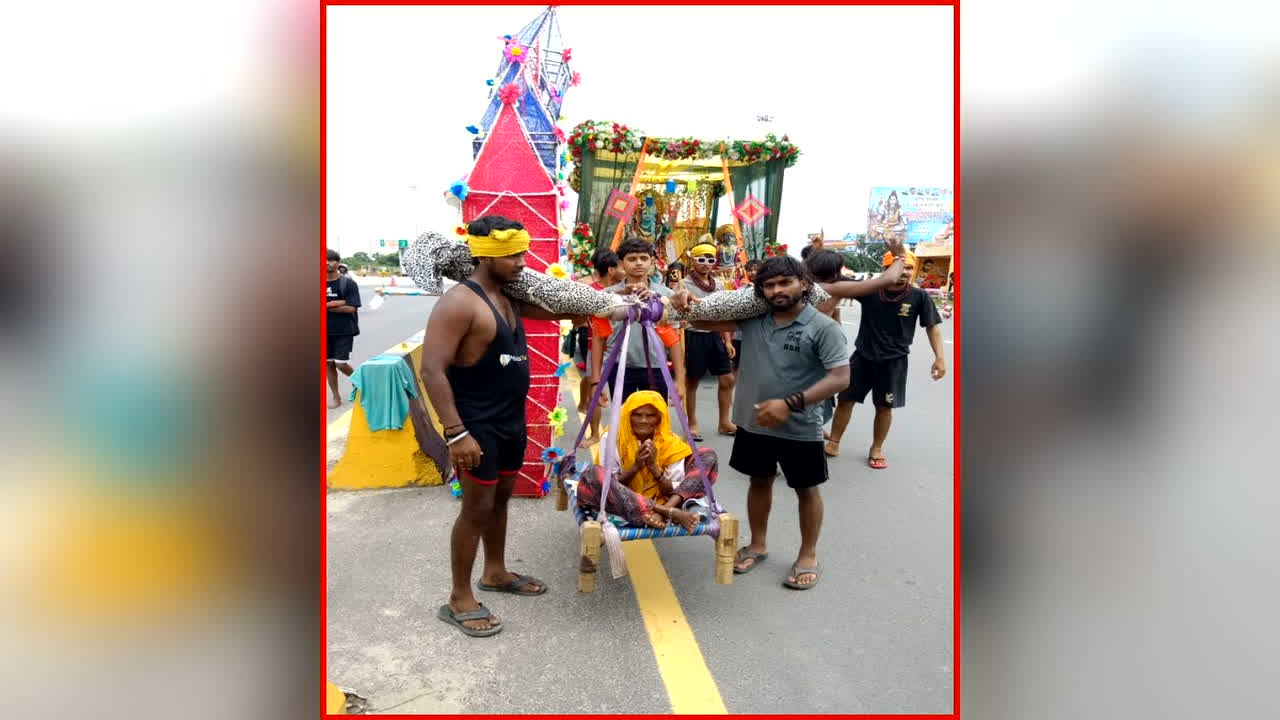 Meerut Shravan Kumar News: श्रवण कुमार बन 24 पोतों ने दादी को हरिद्वार में करवाया गंगा स्नान, कहा- योगी सरकार के इंतजाम से कांवड़ यात्रा में नहीं कोई परेशानी