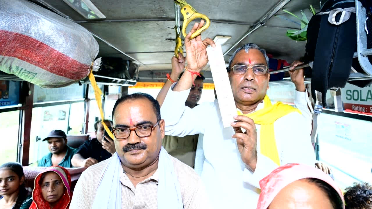 OP Rajbhar Bus Travel: सरकारी बस में मंत्री ओपी राजभर का सफर.. मुसाफिर बहनों से पूछा, ‘कंडक्टर ने टिकट तो नहीं लिया?’.. देखें वीडियो