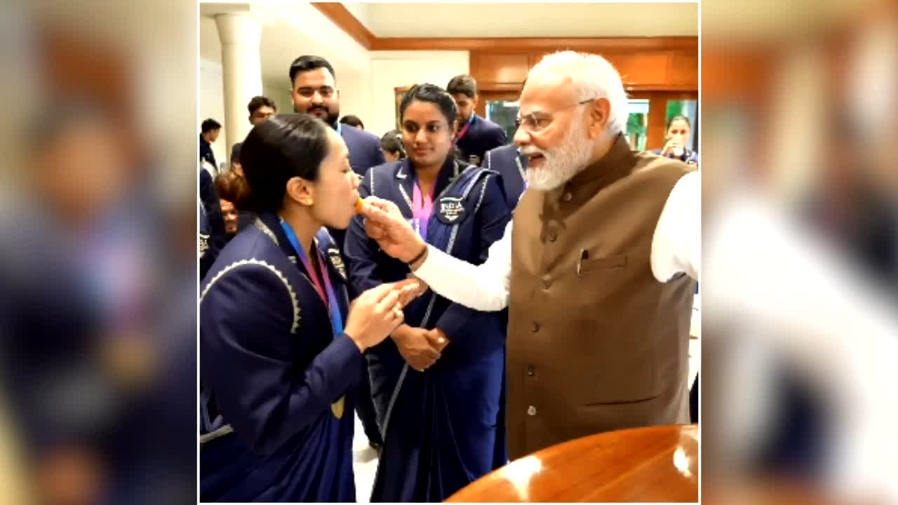 PM Modi and Mirabai Chanu Video: पीएम मोदी ने पदक विजेताओं से की मुलाकात, मीराबाई चानू को अपने हाथों से खिलाया लड्डू, वीडियो हुआ वायरल