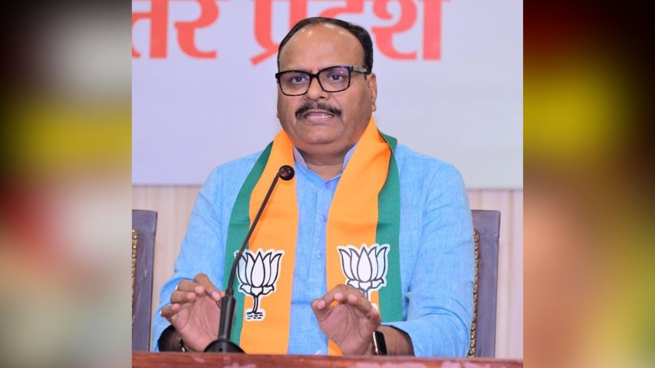 UP Political News: अखिलेश के ‘चवन्नी-अठन्नी’ बयान पर भड़के ब्रजेश पाठक, पूर्व सीएम को दी ये चुनौती, कहा- दिग्भ्रमित हो गई है समाजवादी पार्टी