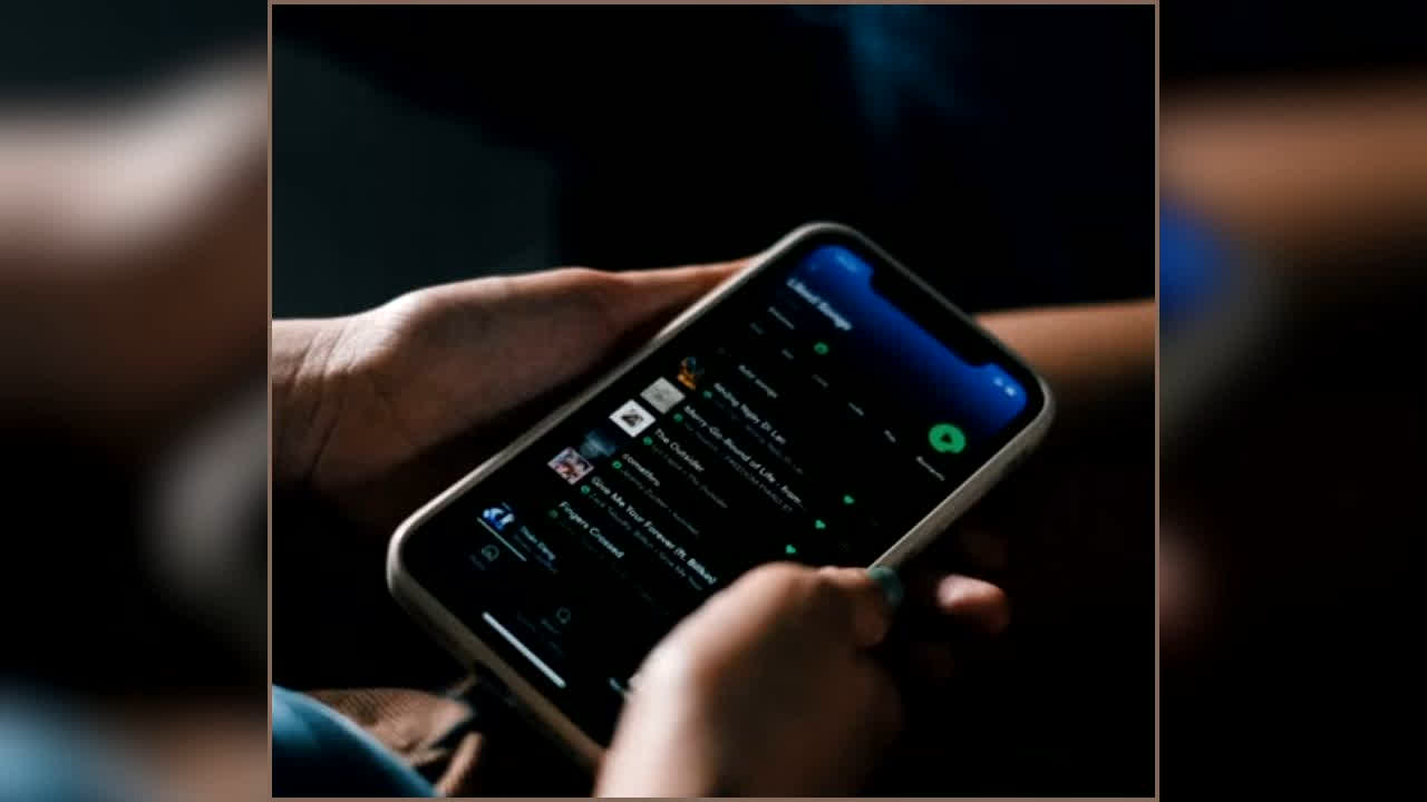 Phone Selling: मोबाइल बेचने से पहले सिर्फ डेटा डिलीट करना काफी नहीं! ये काम नहीं किया तो बढ़ सकती है मुसीबत