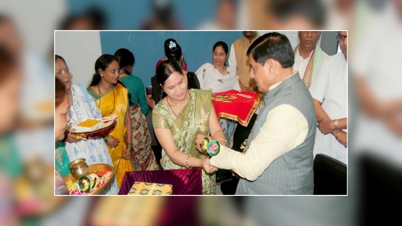 Raksha Bandhan 2026: लाली बहनों ने CM मोहन यादव को बांधी राखियां, मुख्यमंत्री ने बहनों के सम्मान और सुरक्षा का लिया संकल्प, CM बोले- बहनों से जीवनभर का है रिश्ता