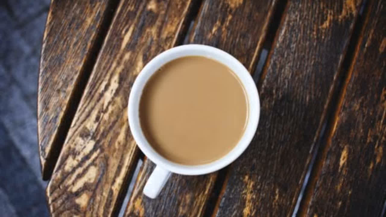 Stale Tea Poison: बनी हुई चाय कब तक है सुरक्षित? क्या कुछ घंटे बाद यही चाय बन जाती है जहर? सच जानकर उड़ जाएंगे आपके होश!
