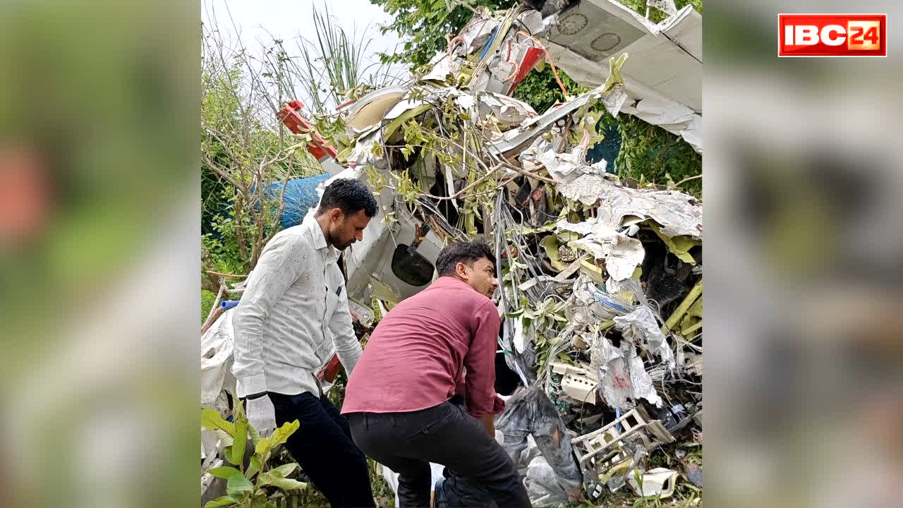 Training Aircraft Crashed Kanpur: ट्रेनर और पायलट की दर्दनाक मौत.. गंगा बैराज के पास सीधे जमीन पर आ गिरा विमान, सामने आई खौफनाक तस्वीर..