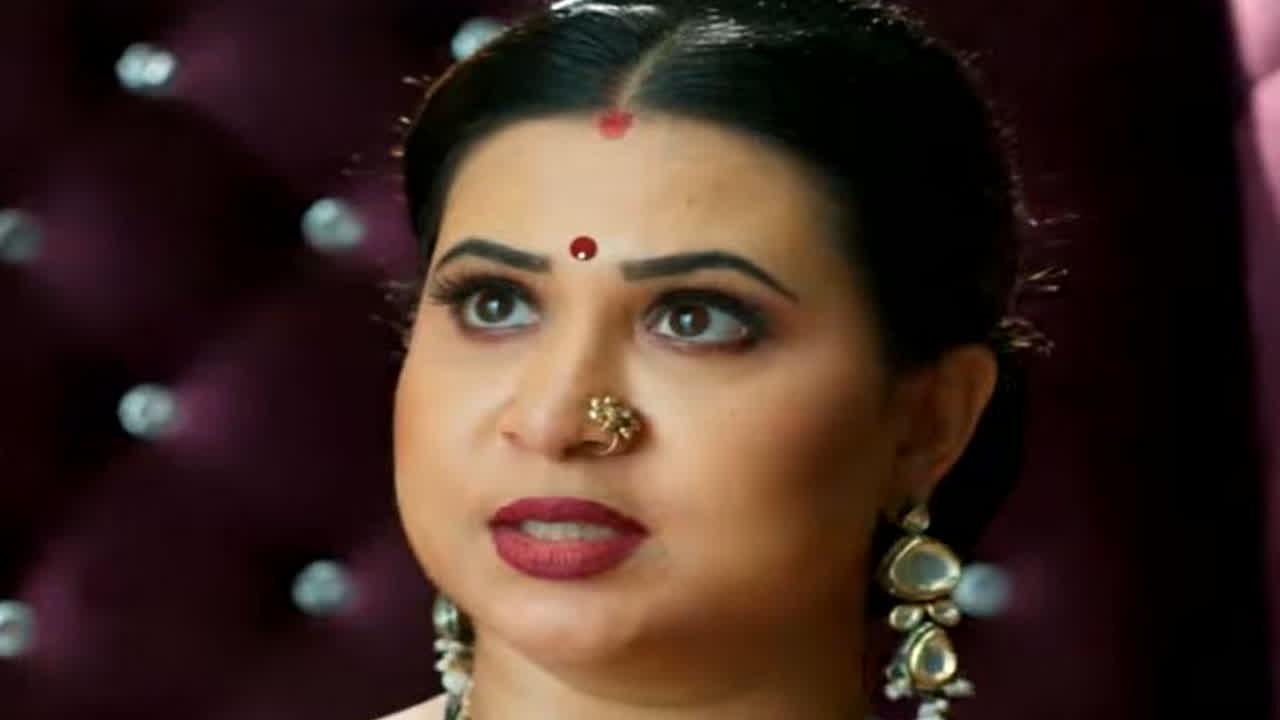 Vasudha: वसुधा के हाथों में आई सावित्री की किस्मत की चाबी! क्या चंद्रिका की शर्त को ढाल बनाकर, वसुधा कर पाएगी दिनेश के घिनौने इरादों का अंत?