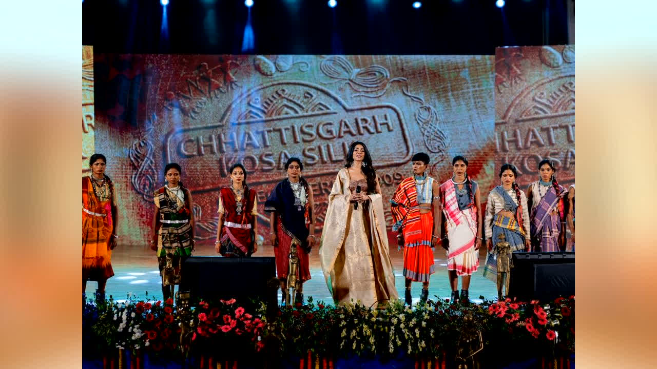 Chhattisgarh Handloom Fashion Show : नई जिंदगी की नई उड़ान! आत्मसमर्पित महिलाओं ने रैंप पर बिखेरा आत्मविश्वास, तस्वीरें जीत लेंगी आपका दिल