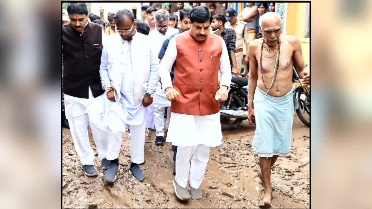 CM Mohan Yadav On Chitrakoot Flood: चित्रकूट में बाढ़ का कहर! CM मोहन यादव ने मौके पर पहुंचकर लिया जायजा, प्रभावित परिवारों से बोले- नुकसान की होगी भरपाई