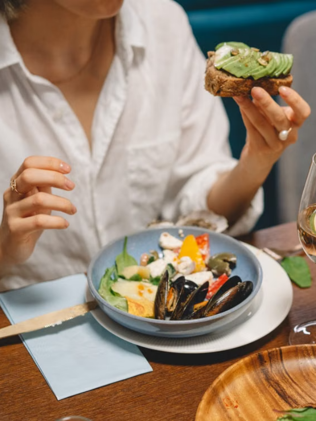 Post Dinner Mistakes : सेहत पर पड़ेगा भारी! खाना खाने के तुरंत बाद भूलकर भी न करें ये 5 काम