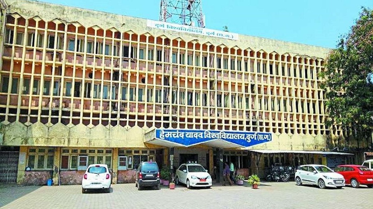 Hemchand Yadav University: CG के इस यूनिवर्सिटी में गजब फर्जीवाड़ा.. महिला कर्मचारी की सैलरी अपने बेटे के खाते में ट्रांसफर करवा रहा था कुलसचिव, चंद मिनटों में हो गया रिहा