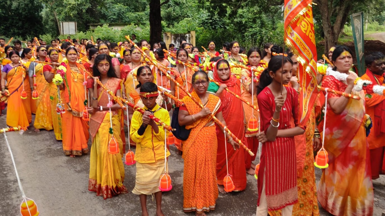 UP Kanwar Yatra 2026: योगी सरकार की तैयारियों का दिखा असर, कावड़ यात्रियों को मिली सुरक्षा तो महिलाएं भी निकली शिव भक्ति की राह पर, पढ़िए ये विशेष लेख