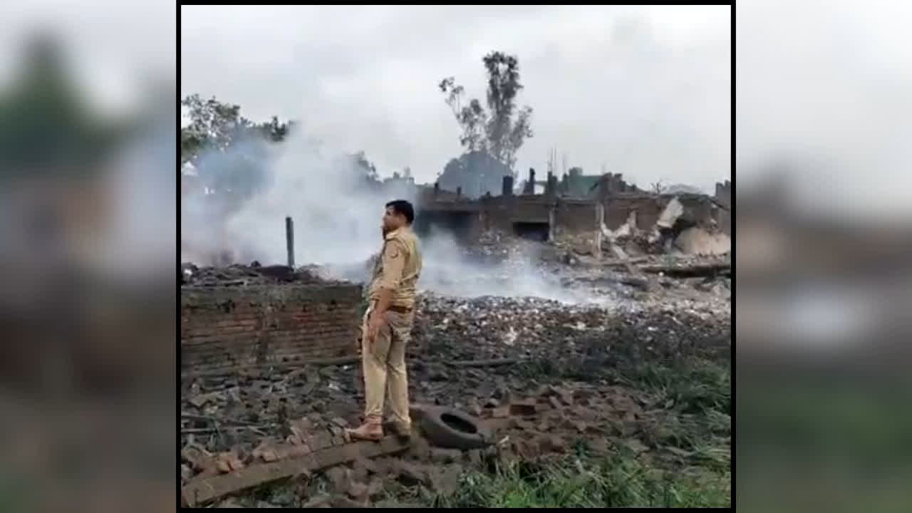 Prayagraj Firecracker Factory Blast : बारूद का भयानक खेल! यहाँ के पटाखा फैक्ट्री में भीषण धमाका! 8 मासूम बच्चों समेत 11 की मौत, कई मकान जमींदोज