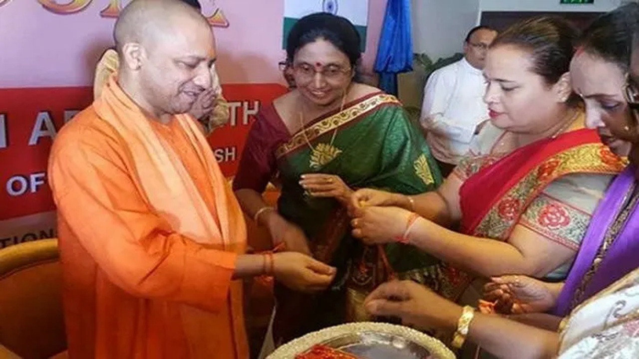 Uttar Pradesh News: योगी सरकार ने दूर की बहनों की चिंता, बस में फ्री सफर करवाकर पहुंचाया भाइयों के पास, अब तक इतनी महिलाओं ने लिया लाभ