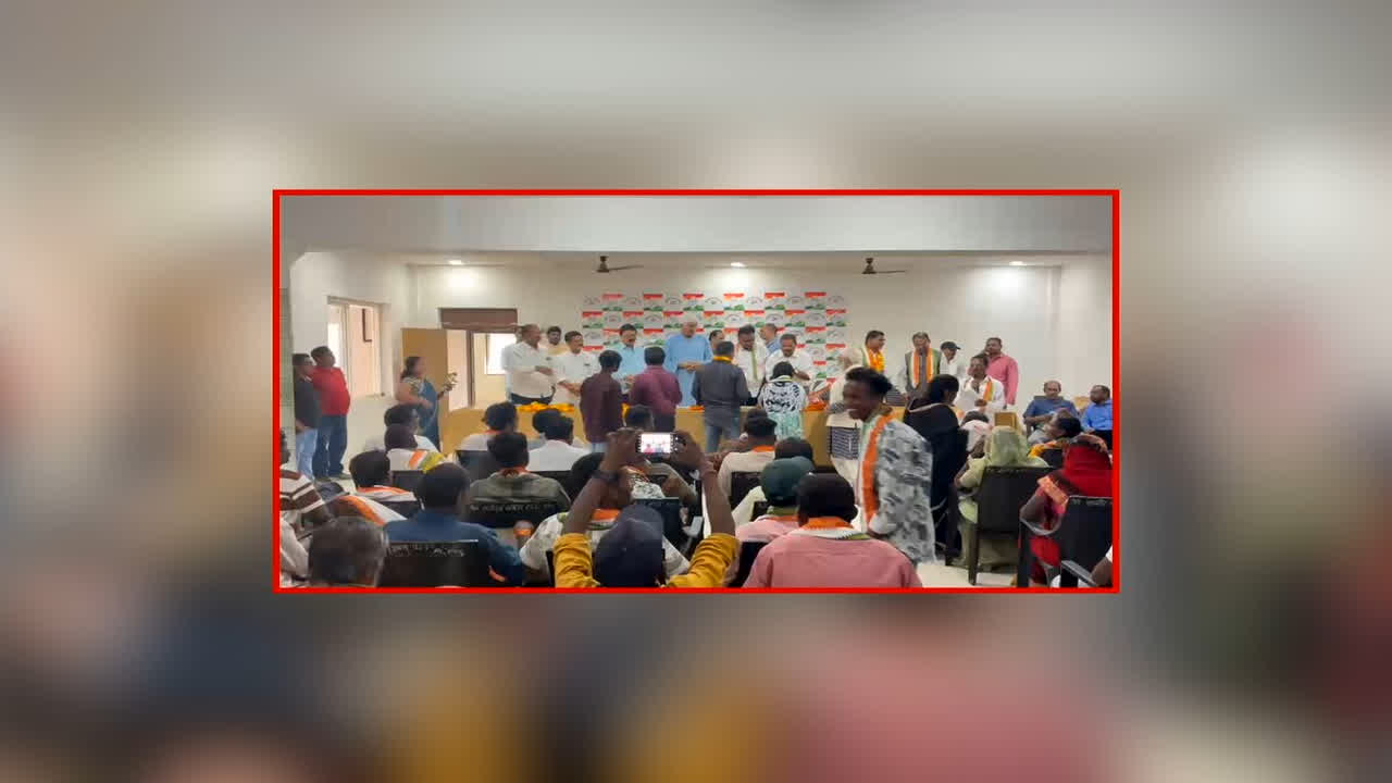 AAP Leaders Join Congress: आम आदमी पार्टी को लगा बड़ा झटका, प्रदेश उपाध्यक्ष समेत सैंकड़ों लोगों ने छोड़ा पार्टी का साथ, थामा कांग्रेस का दामन