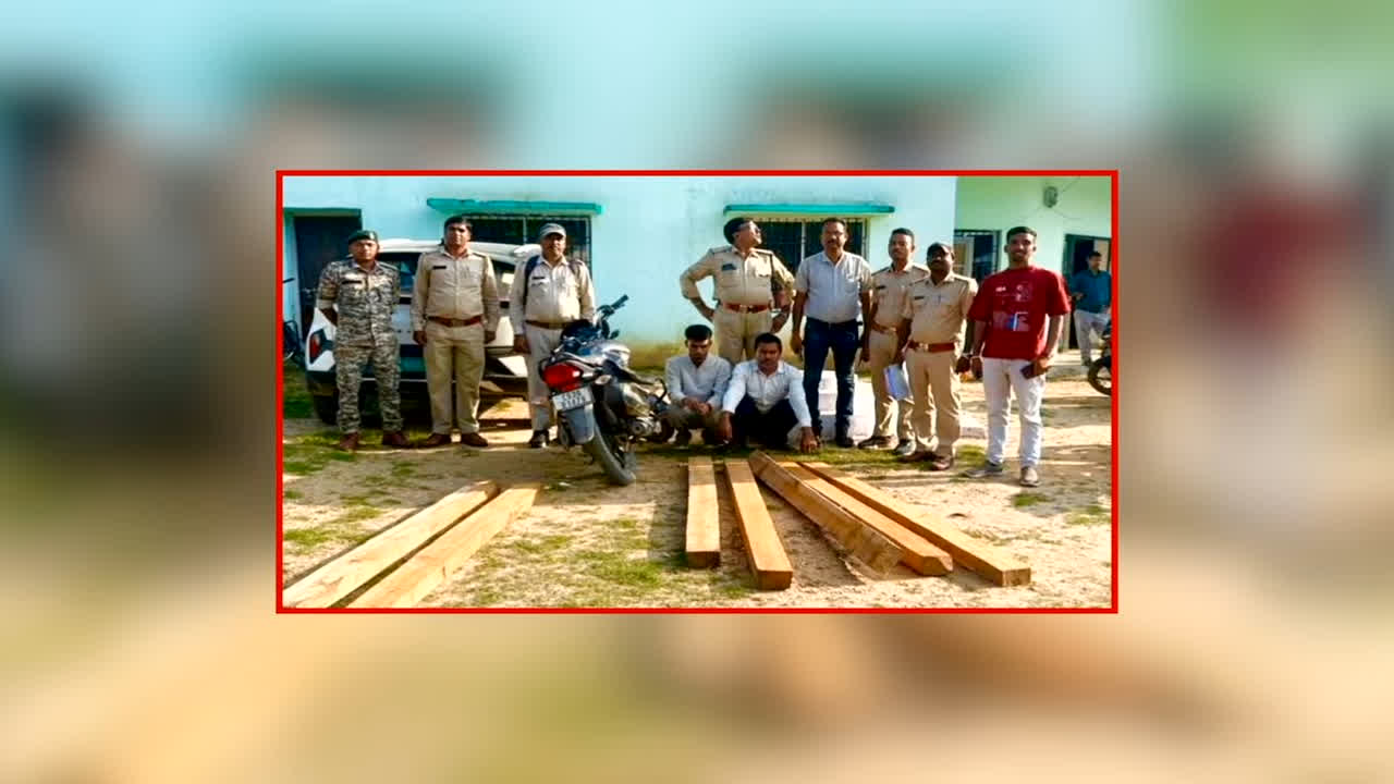 Balrampur Smuggler Arrest News: बाइक पर ये प्रतिबंधित चीज लेकर जा रहे थे तस्कर, वन विभाग ने किया गिरफ्तार, जब्त किया समान