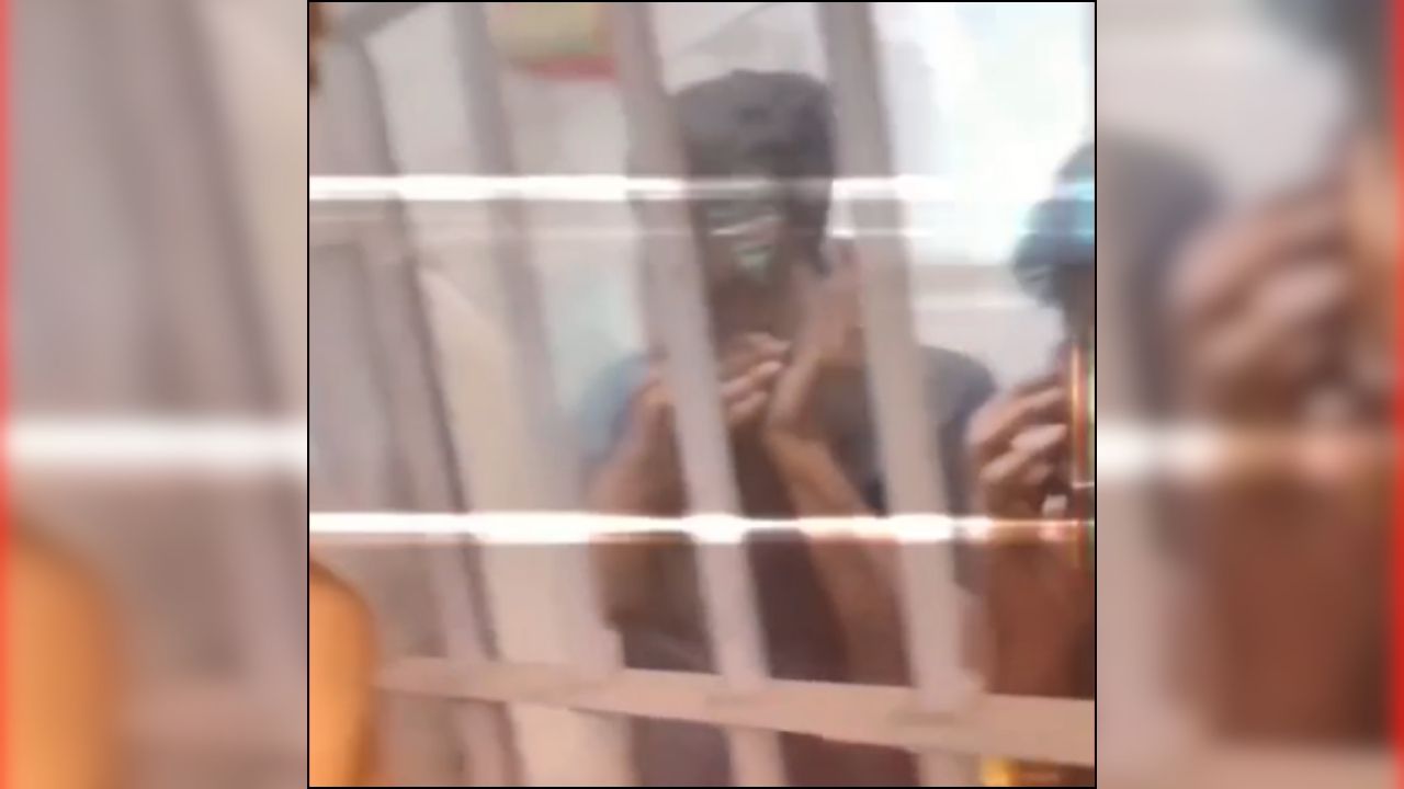 Bilaspur Central Jail Video Viral: सेंट्रल जेल के अंदर से वीडियो वायरल, बंदियों से मुलाकात के दौरान बनाया वीडियो, मचा हड़कंप, सुरक्षा व्यवस्था पर सवाल