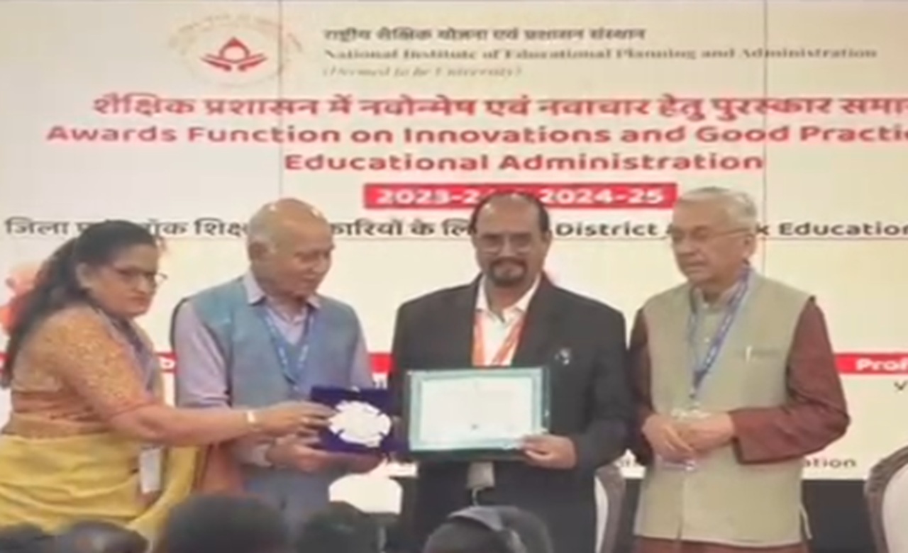 CG News: बस्तर के शिक्षा अधिकारी अखिलेश मिश्रा को राष्ट्रीय पुरस्कार, नवाचार और दूरदर्शी नेतृत्व के लिए हुए दिल्ली में सम्मानित