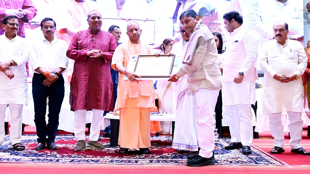 Teacher Day in UP: यूपी के 81 शिक्षकों को मिला अध्यापक पुरस्कार, सीएम योगी ने किया सम्मानित, कहा- शिक्षा में तकनीक के साथ संस्कार भी जरूरी
