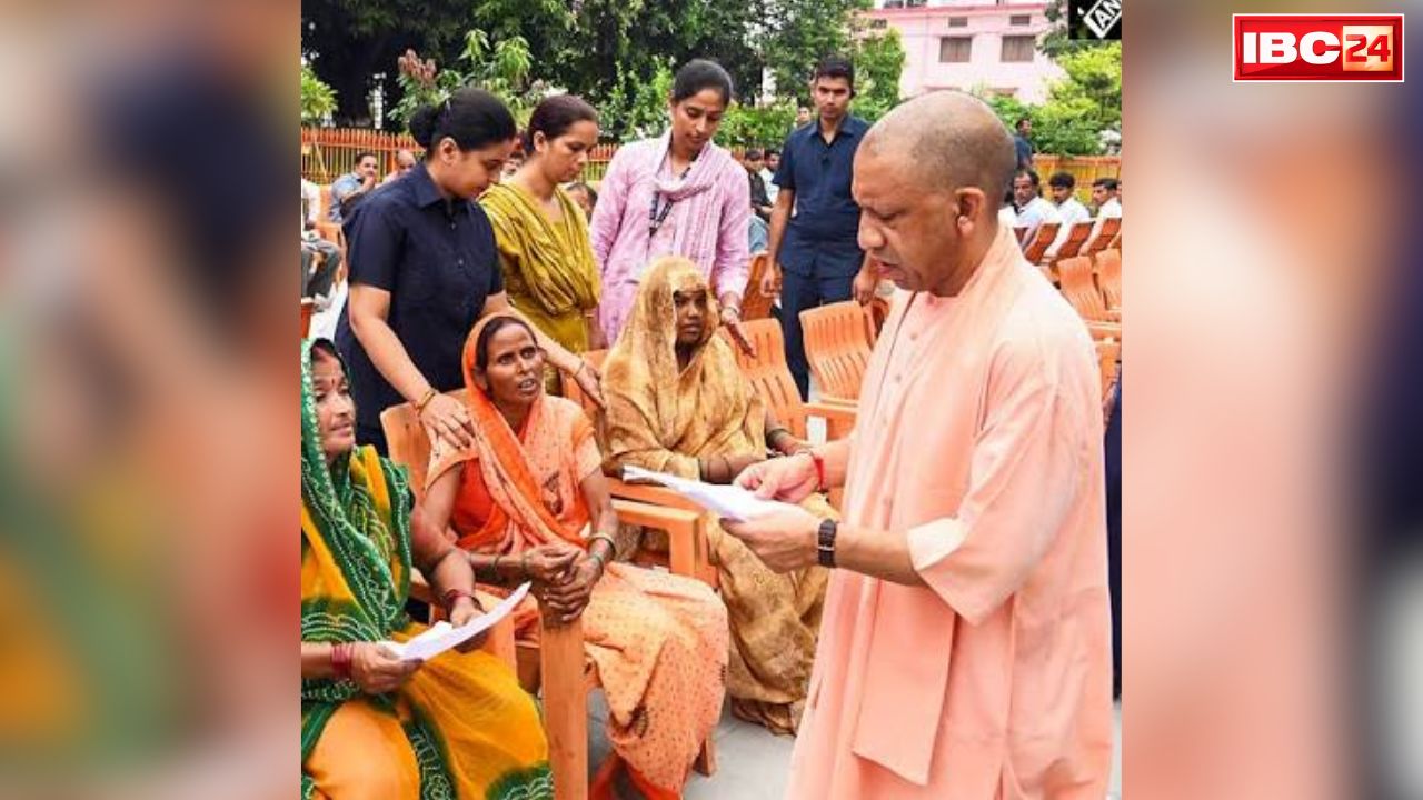 CM Yogi Adityanath Janta Darshan 2026: बारिश के बावजूद सीएम योगी आदित्यनाथ ने किया जनता दर्शन, गोरखनाथ मंदिर में 200 लोगों से मुलाकात कर सुनीं समस्याएं