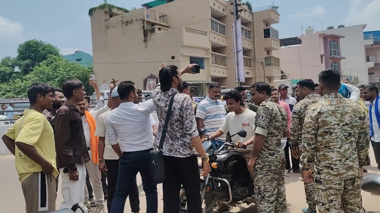 Dhamtari News: छत्तीसगढ़ में नहीं थम रहा धर्मांतरण का खेल! इस जिले में चंगाई सभा की आड़ में धर्म परिवर्तन कराने का आरोप, हिंदू संगठनों ने किया हंगामा