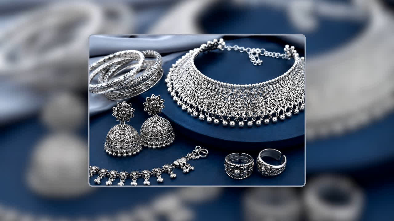 Festive Season Jewellery Shopping: सोना महंगा हुआ तो चांदी की चमकी किस्मत! त्योहारी सीजन में धड़ाधड़ हो रही खरीदारी, ज्वेलर्स हुए मालामाल