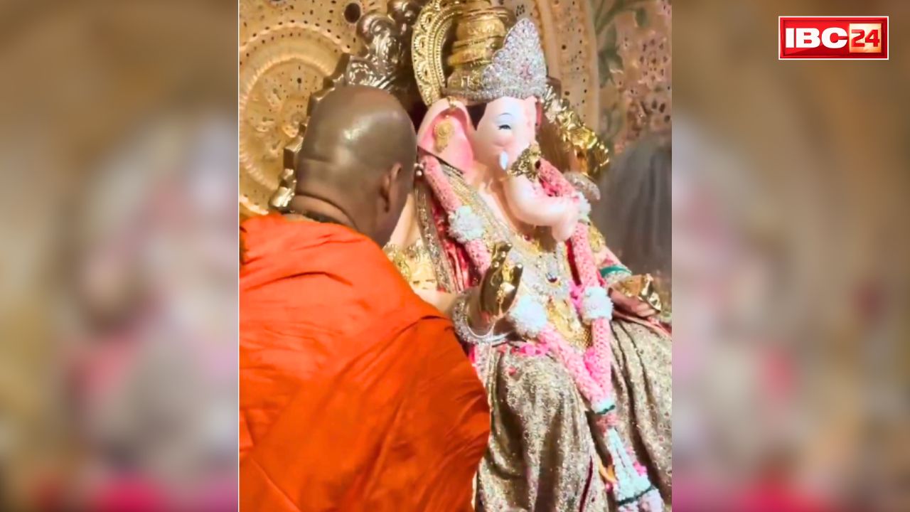 Ganesh Utsav at Antilia: गणपति पूजन के बीच एंटीलिया पहुंचे आचार्य महामंडलेश्वर स्वामी कैलाशानंद गिरिजी महाराज.. मुकेश अंबानी समेत पूरे परिवार को दिया आशीर्वाद