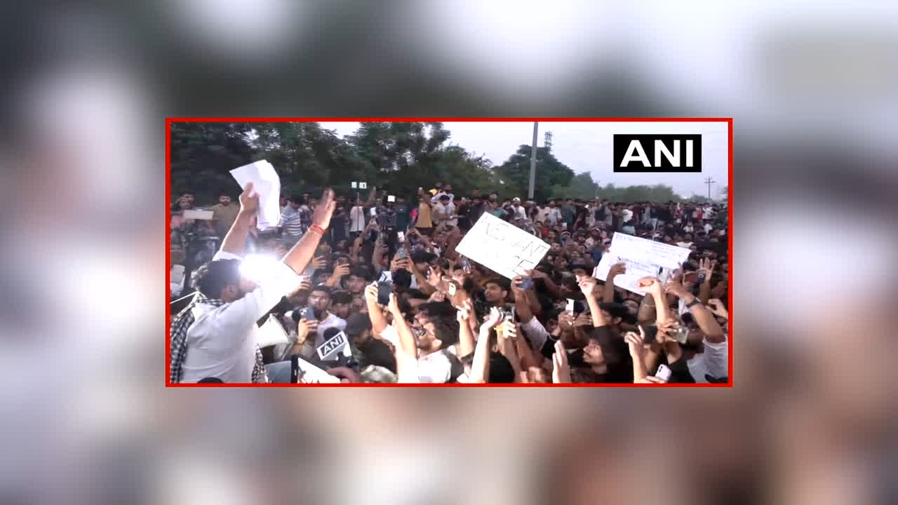 LPU Student Protest Update: LPU के बाहर प्रदर्शन कर रहे छात्रों और पुलिस के बीच झड़प, कई वाहनों को किया गया आग के हवाले