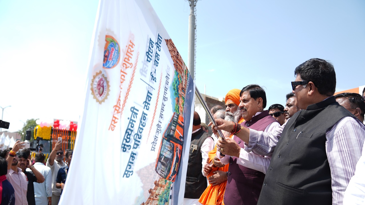 MP News: उज्जैन दर्शन और पीएम ई-बस सेवा का भव्य शुभारंभ, मुख्यमंत्री मोहन यादव ने बस में भी किया सफर, कहा- प्रदेश में बन रहे विकास के नए कीर्तिमान